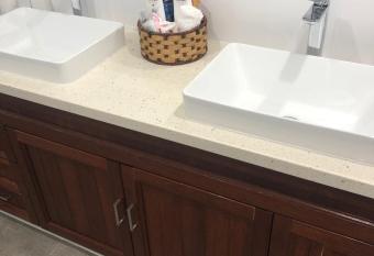 The Hideaway Luxury B&B Retreat has rooms with a private hot tub