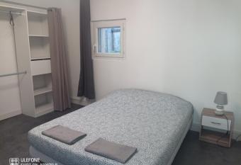 Etablissements Coulon Saint-Joseph en face de Bagatelle allows 18 year olds to book a room