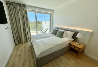 Feelgood Homestay Sagres allows 18 year olds to book a room