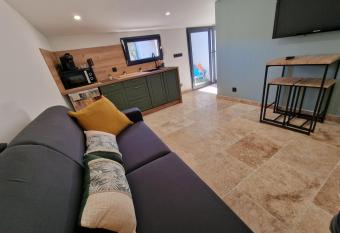 au petit   let has Balcony rooms