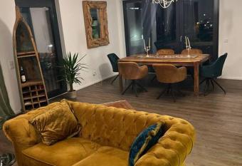 Luxuri  se Ferienwohnung mit Sauna und Whirlpool has rooms with a private hot tub