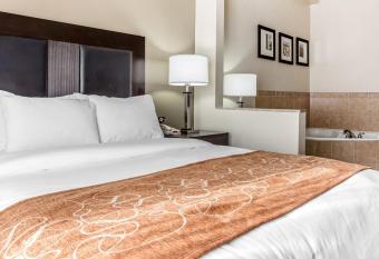 Comfort Suites Morrow~ Atlanta South has rooms with a private hot tub