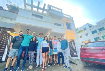 Le Bay Beach Bungalow has rooms with a private hot tub