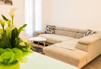 Le Rappel has Balcony rooms