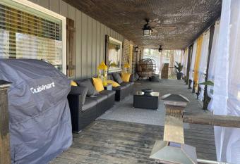 Renovated Modern Stylish    Vibrant    4bdrm Home allows 18 year olds to book a room