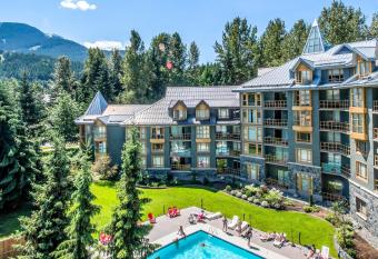 Cascade Lodge has rooms with a private hot tub