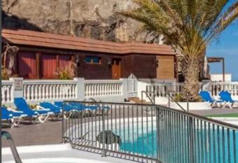 Apartamento Playa relax has rooms with a private hot tub