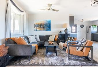 Rolling Oaks Ranch - Private Lake & Working Farm allows 18 year olds to book a room