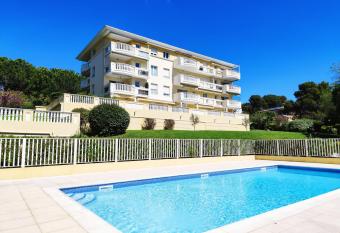 Elegant Two-Bedroom Apartment with Private Pool and Parking allows 18 year olds to book a room