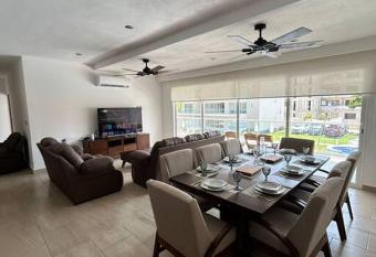 Vidamar Refugio Costero / Zona Diamante has rooms with a private hot tub