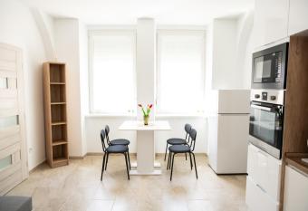 Winestone Corner Apartment has Balcony rooms