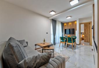 Golden Panorama Spa & Wellness has rooms with a private hot tub