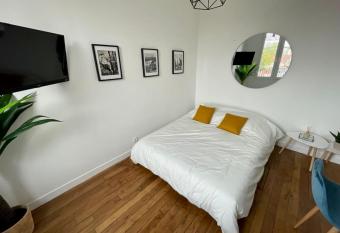 Suite moderne entre Paris et Disneyland Paris allows 18 year olds to book a room