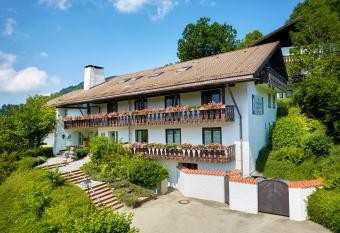 K  nigshof Health & View allows 18 year olds to book a room