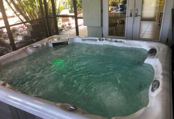 Waterfront! Jacuzzi And Beach Fun Nearby! Ez Shops has Balcony rooms