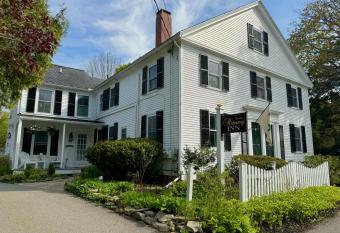Hideaway Inn Maine has rooms with a private hot tub