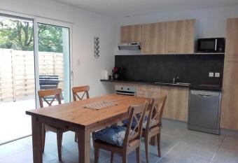 Maison de vacances 4/5 personnes    L  on, Landes has Balcony rooms