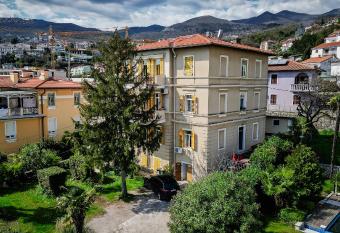 Seafront Apartment I  i  i has Balcony rooms