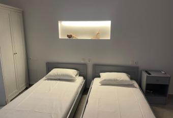 Tourlos House has Balcony rooms