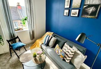 Cosy stylish Dumbarton flat allows 18 year olds to book a room