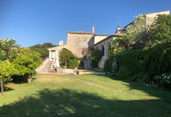 La Petite Maison allows 18 year olds to book a room