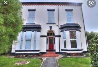 Crosby lovely refurbished flat, direct garden access; Wifi has Balcony rooms