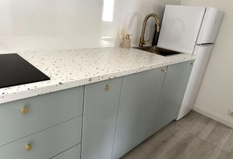 Little house (near Paris & Airport) has Balcony rooms