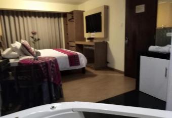 LOS ARCES HOTEL has rooms with a private hot tub