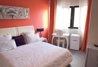 COMPLEXE BLUE PHOENIX has rooms with a private hot tub