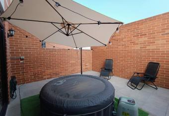 Jacuzzi Getaway. has rooms with a private hot tub