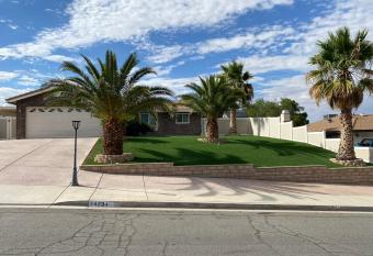 California Dream Guest House has Balcony rooms