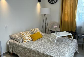 Chambre pr  s de Walygator et Aqualand has Balcony rooms