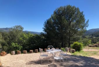 Le Cabanon de la Sainte Baume allows 18 year olds to book a room