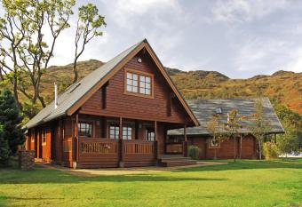 Ardlui Lochside Lodges has rooms with a private hot tub