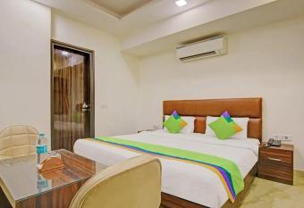 HOTEL MAX has rooms with a private hot tub