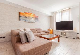 Villetta fronte Parco di Monza(Netflix) has rooms with a private hot tub