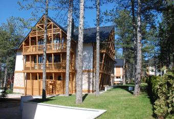 Apartment MiMa has rooms with a private hot tub