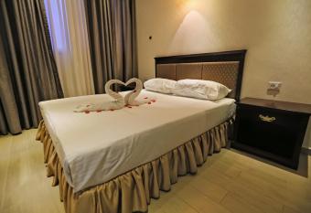 Spa House Boutique Hotel - Petach Tikwa has rooms with a private hot tub