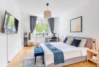 SpaceStays Apartment WIFI PS4 Netflix Parking! has Balcony rooms