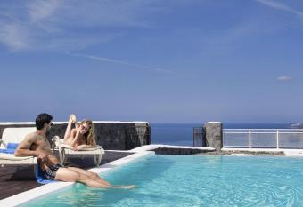 Extraordinary Santorini Villa | 3 Bedrooms | Villa Kagome | Breathtaking Aegean Sea Views | Private Oudoor Pool | Mechalohori has rooms with a private hot tub