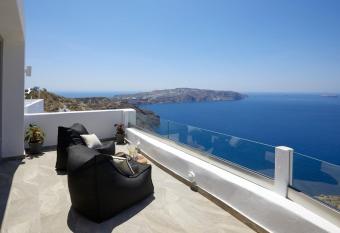 Impressive Santorini Villa | 2 Bedrooms | Villa Inuyasha | Breathtaking Aegean Sea Views | Indoor Private Cave Pool and Indoor Jet Tub | Mechalohori has rooms with a private hot tub