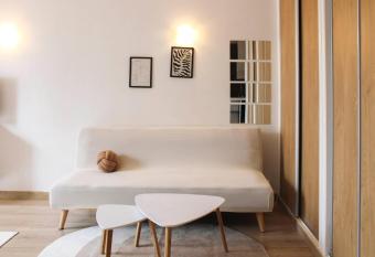 Cosy studio with balcony in Montreuil has Balcony rooms