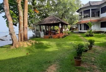 Lovedale Lakeside Homestay has Balcony rooms