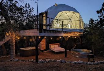 Treehouse Serenity Dome With Private Hot Tub has rooms with a private hot tub