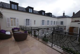 Champagne Domaine Sacret - AY allows 18 year olds to book a room