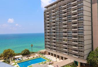                      has rooms with a private hot tub