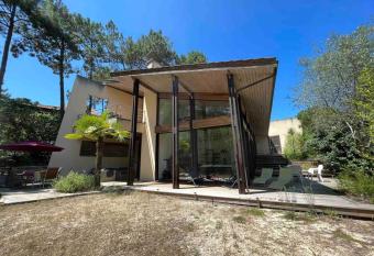 lacanau oc  an superbe villa has Balcony rooms