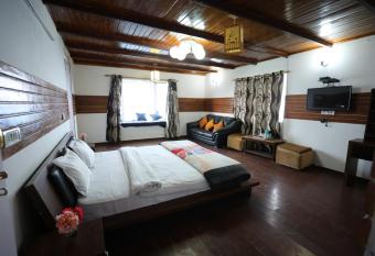 The Fagu Heights - A Himalayan View Hotel has Smoking/Balcony rooms