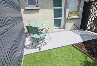 Chez Ernestine has Balcony rooms