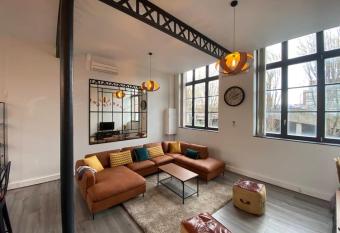 Magnifique loft 4 chambres avec parking int  rieur allows 18 year olds to book a room